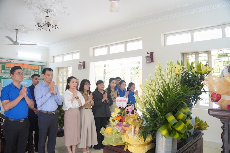 Tạp chí Dân chủ và Pháp luật dâng hương kỷ niệm 78 năm ngày Thương binh - Liệt sĩ